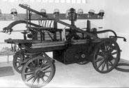 Ausrüstung der FFW Hartkirchen um 1930 Noch bevor es aber Berufsfeuerwehren gab, wurden in Deutschland vor über 150 Jahren die ersten Freiwilligen Feuerwehren gegründet, mit denen für den Brandschutz