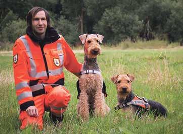 Vorsitzender der Rettungshundestaffel Saalekreis e. V. Oliver Ihring mit seinen Rettungshunden Spike und Ella.