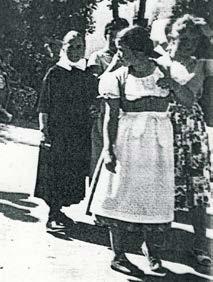 1945 bis 1982 Schwester Hanni Vollmer 1982 bis 1993 Tante Anneliese Eichhoff Schwester Hanni Vollmer, davor im Dirndl Tante Anneliese Eichhoff beim feierlichen Zug zum neuen Kindergarten am 14.