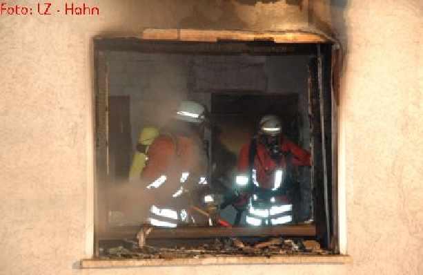 Zwei weitere Atemschutztrupps übernahmen die Brandbekämpfung im Inneren des Erdgeschosses.