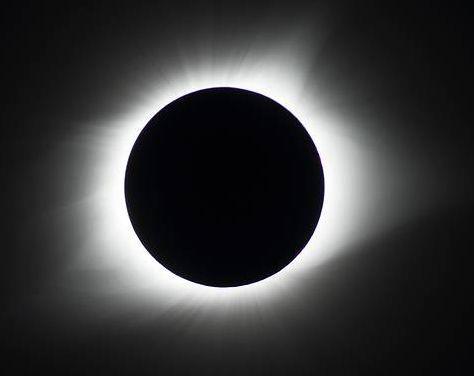 Das zweite Bild zeigt eine totale Sonnenfinsternis. Hier stammt das Bild von der NASA und wurde am 21. August 2017 in den USA aufgenommen.