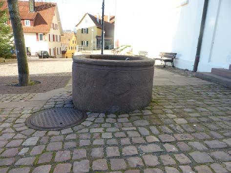 Kirchstraße 17 (bei) Brunnentrog Kulturdenkmal ( 2 DSchG - BuK) Runder Sandsteintrog mit Wulstrand, in der eingemeißelten Kartusche bezeichnet I D C 1744 (Iuris Dicenti Causa = um der Rechtssprechung
