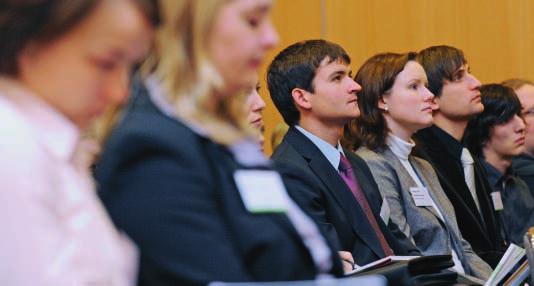 36 JOB MARKT Workshop für europäische Studenten Auf der UNITECH Midterm Week in Paris bearbeiteten Studenten aus ganz Europa Zukunftsthemen mit der Unterstützung von Evonik Industries.