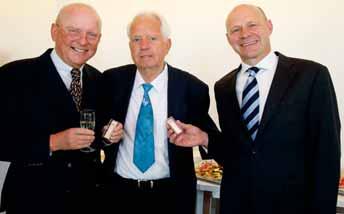 JUBILÄUMS-TAG IN HOHENEICHEN Dank für die Treue zum Club Klipper überreichen, so Gercke. Zu ehren waren: Für 65 Jahre Mitgliedschaft Dr. Joachim Engel, Dr. Peter Hellwegen und Prof. Dr. Joachim Prein, für 60 Jahre Mitgliedschaft Dr.