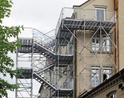 Um Unbefugte am Betreten des Treppenturms zu hindern, kann der untere Austrittsbereich der Treppe mit dem Layher Protect-System