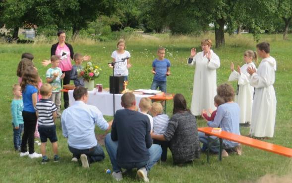 Lebendiger Gottesdienst im Grünen in Weldingsfelden Diesmal meinte es das Wetter sehr gut mit den versammelten Familien, die sich zum Lebendigen Gottesdienst im Grünen in Weldingsfelden auf dem