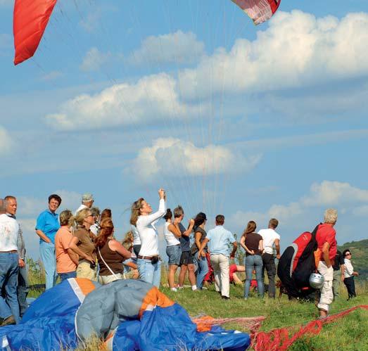 VEREINE NACHRICHTEN Anzeige Odenwaldpokal im Drachen- und Gleitschirmfliegen In Hardheim fand das traditionelle Odenwaldpokalfliegen statt.