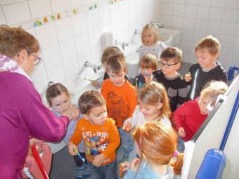33 Jugendzahnpflege Kreis Bernkastel-Wittlich Frau Dr. Sander aus Neumagen-Dhron erfuhren alle Kinder bei einem Besuch von Frau Dr.