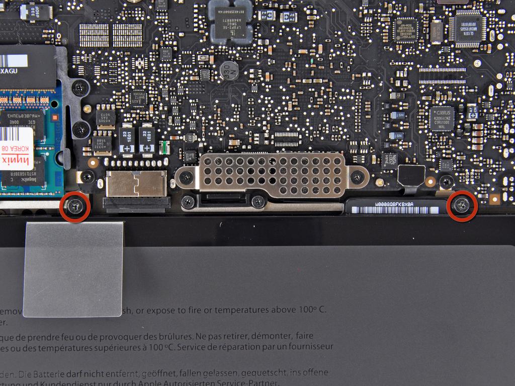 Einbau einer zweiten Festplatte am MacBook Pro 15" Unibody Mitte 2010 Schritt 3 Akku Der Akku ist mit zwei 7,4 mm TriPoint-Schrauben am oberen Gehäuse befestigt. Drehe sie heraus.