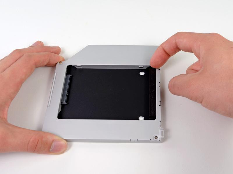 Schritt 15 Duale Festplatte Entferne den Abstandhalter aus Plastik aus