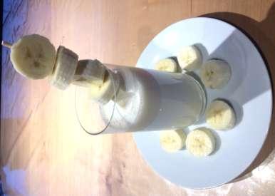 Cookie-Banana-Dream 500ml Milch mit 30g unseres Protein-Pulvers Cookies & Cream und 1 Banane (in