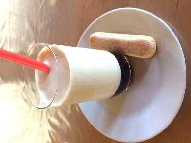 Fitness Latte Einen starken Espresso in ein Glas geben 500ml Milch mit 30g unseres Protein-Pulvers Cookies & Cream,