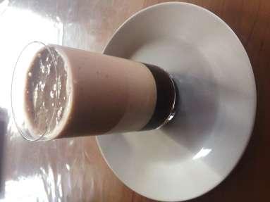 FitCoffee Schoko Einen starken Espresso in ein Glas geben 300ml Milch mit 30g unseres Protein-Pulvers