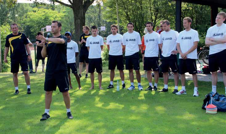 Training der Nationalmannschaft in Schneverdingen 23 Chris Löwe, Co-Trainer der Nationalmannschaft, erklärt im Beisein der Nationalspieler den teilnehmenden Jugendlichen das bevorstehende