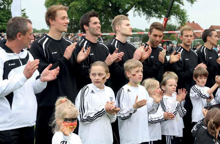 24 Training der Nationalmannschaft in Brettorf Die Brettorfer Minis durften vor heimischen Publikum mit ihren Idolen einlaufen.