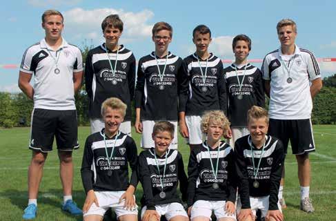 Jugendfaustballer des Jahres 27 TV Brettorf männliche Jugend U14 Auf dem Centre-Court in Bademeusel hatte sich eine riesige Traube gebildet, komplett in Schwarz und Weiß.