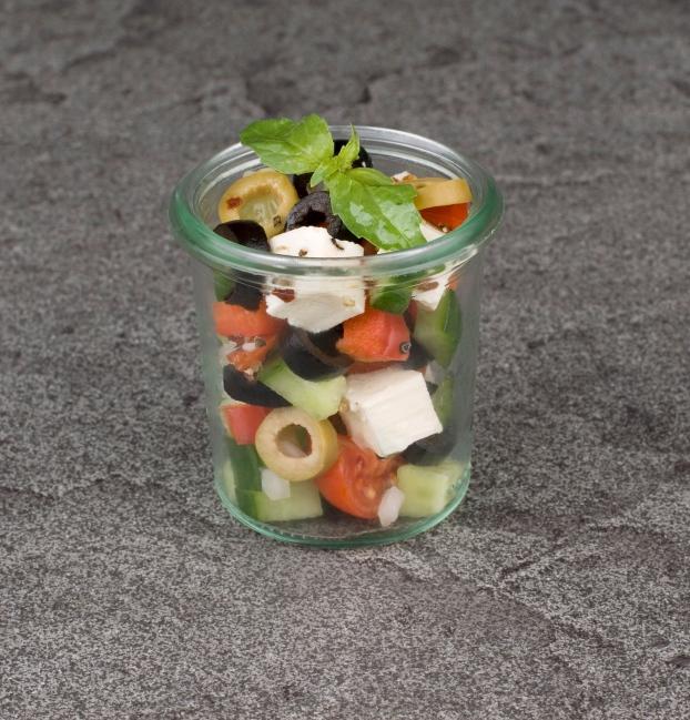 Griechischer Salat mit Gurken, Tomaten, mit schwarzen und grünen Oliven, Schafskäse und
