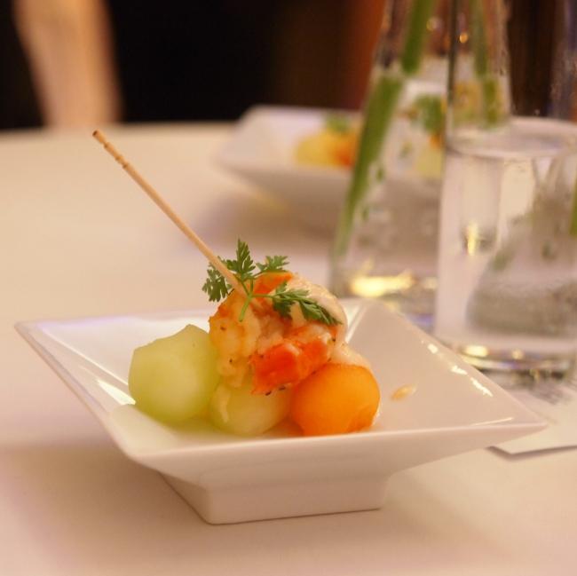 Fingerfood asiatische Art auf kleinem Porzellangeschirr Melonensalat mit einem Hauch von Zironengras