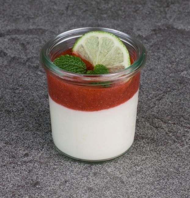 Limonenjoghurtcreme mit Erdbeermark Griechischer im Weckgläschen Salat mit Gurken, Tomaten, mit schwarzen und grünen Oliven, Aus dem