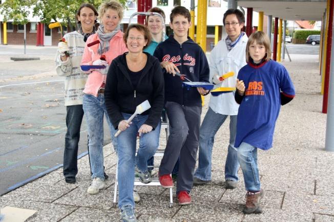 Mitarbeiterinnen der Sparkasse Werra-Meißner-Kreises engagieren sich in der Kleeblattschule in Reichensachsen Unternehmensprojekt