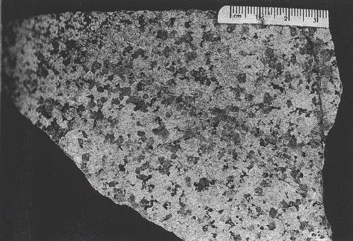 Geologie der Zinnerzlagerstätte Die Grundmasse besteht aus einem dichten Pflaster von Quarz, Kalifeldspat, Plagioklas, Fluorit, Topas und Glimmer. 4.2.6.