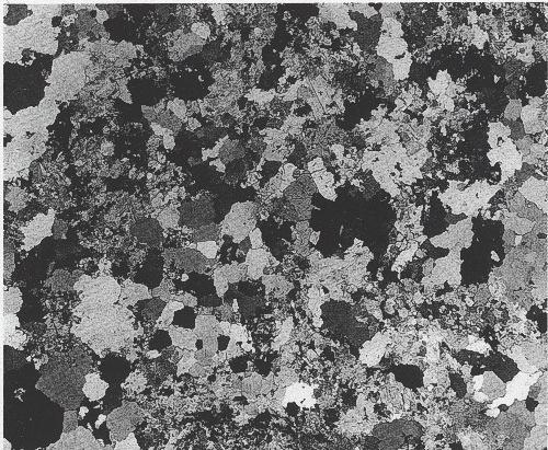 Mineralisation der Lagerstätte 77 %, Glimmer 11-27 %, Topas 11-15 %, akzessorische Bestandteile, Erz 1-3 %.