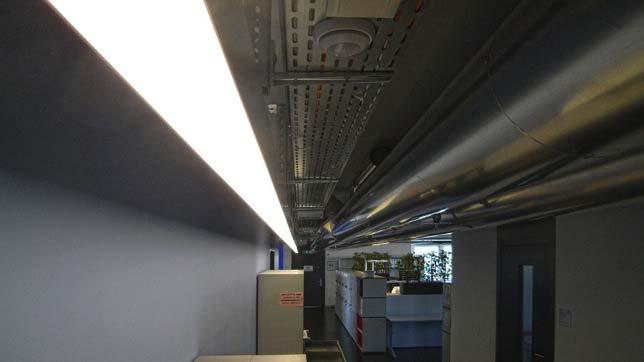3.2 Korridor 7. OG mit neuen LED-Lichtbändern Abbildung 4: Korridor im 7.
