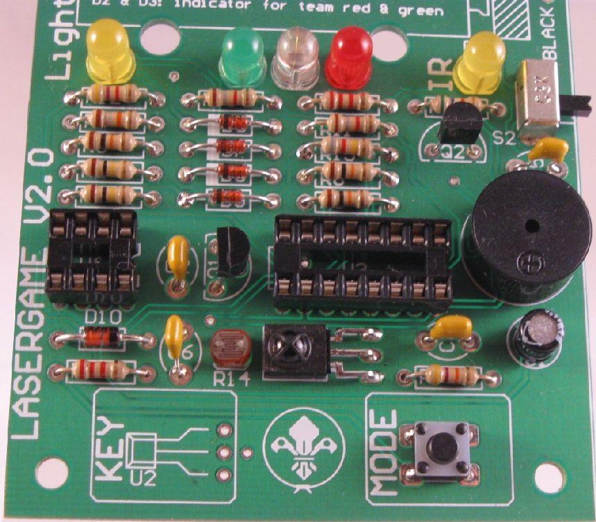 Nun wird der Piepser / Lautsprecher LS1 montiert. Baue ihn polrichtig ein, achte dabei auf die Beschriftung auf dem PCB und auf dem Piepser selber.