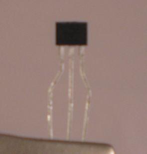 Dieser Sensor ist ein elektronischer Schalter und reagiert, wenn ein Magnet in die Nähe gehalten wird.