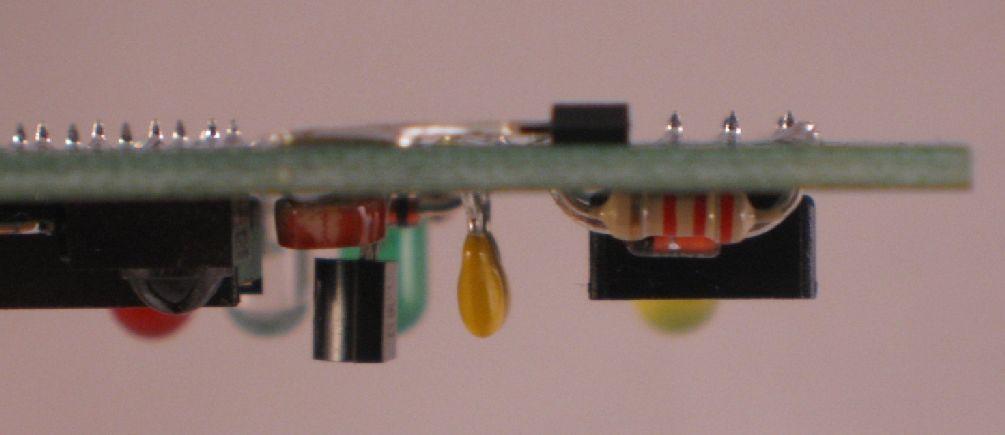 Von der Seite sieht das PCB wie folgt aus, wenn der Sensor auf der Rückseite montiert wurde.