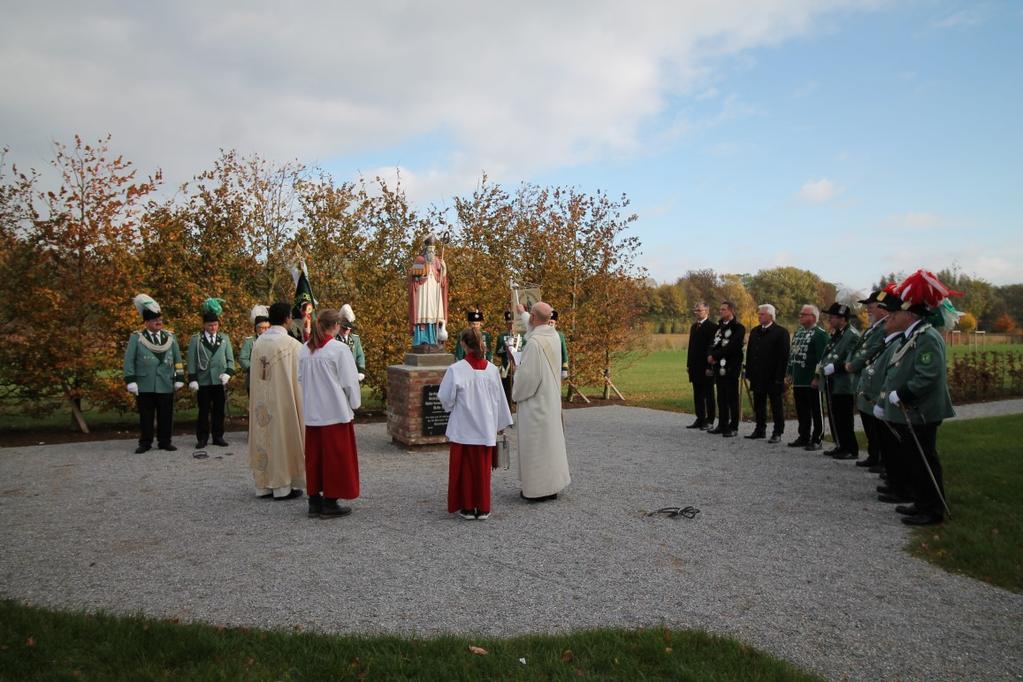 Am Sonntag nach der Messe wurde in den Kirchenanlagen das Martinusdenkmal von Pater Paul und Diakon Esser eingesegnet.