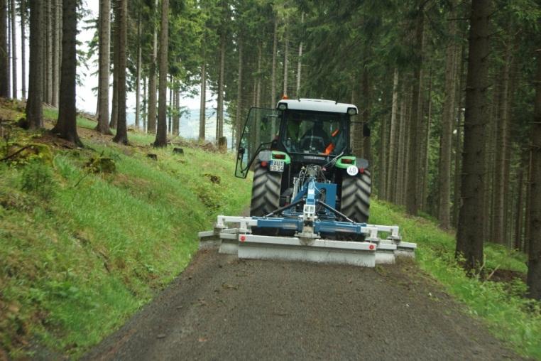 Forstliche Wegeinfrastruktur Gesamtwegenetz: 13.000 km Voraussetzung / Grundlage für eine ordnungsgemäße Forstwirtschaft davon Radfahrwege (3.600 km) Reitwege (1.