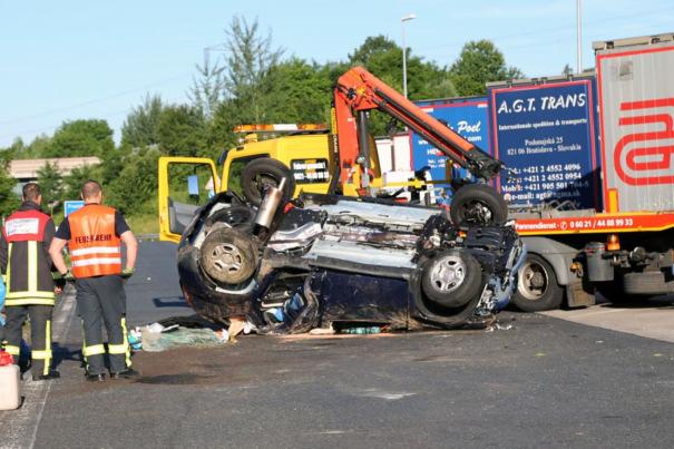 Juni BAB3, Aschaffenburg - Verkehrsunfall Dacia überschlägt sich auf der A3 mehrfach Ehepaar schwer verletzt 11.06.