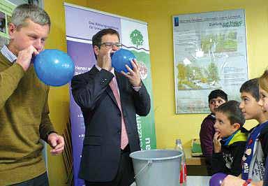 Umicore unterstützt Luftlabor des Umweltzentrums Dr. Bernhard Fuchs, Vorstandsvorsitzender der Umicore AG & Co. KG und Hanaus Umweltstadtrat Andreas Kowol blasen einen bunten Luftballon auf.