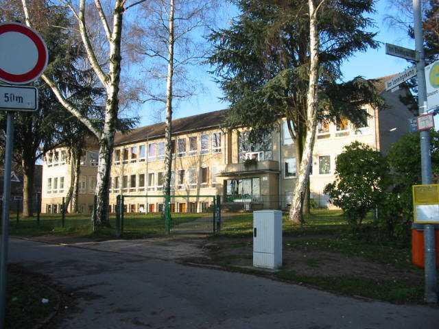 11 Lenningskampschule Am Lenningskamp 2 Schulleiter: Herr Krämer Konrektor: Frau Trautmann Sekretariat: Frau Kriesten Hausmeister: Herr Macchia Telefon: 0 23 04/1 50 30 Fax: 0 23 04/26 00 E-Mail: