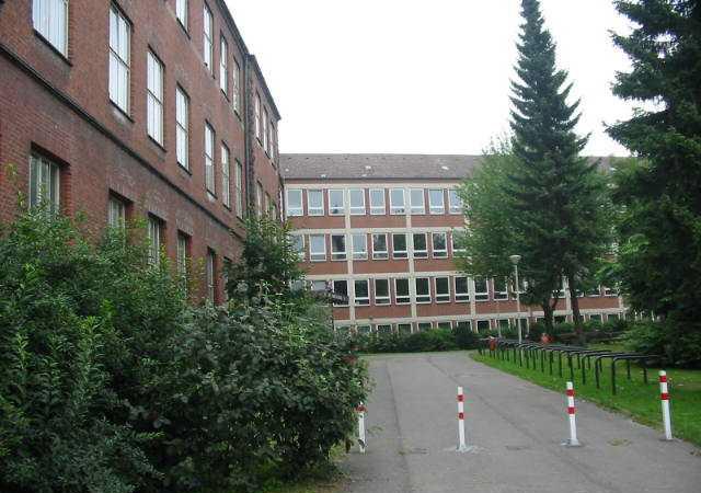 29 Gymnasien Friedrich-Bährens-Gymnasium Ostberger Straße 17 Schulleiter: Herr Dr.