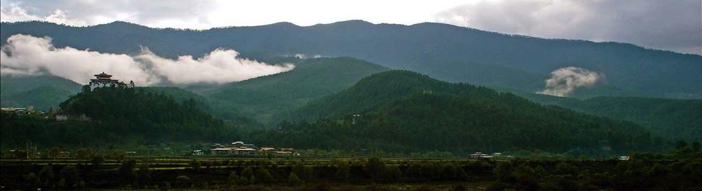 6. Tag: Mongar Bumthang Nach dem Frühstück Fahrt über den Thrumshingla Pass (4 200 Meter über Meer) in die Provinz Bumthang. Unterwegs können Bauernhöfe besucht werden sowie die Weberinnen und Weber.
