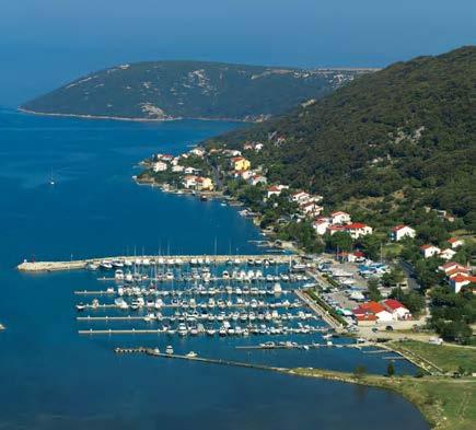 Die Insel Rab ist über die Fährlinie Stinica-Mišnjak mit dem Festland verbunden. Auf der Strecke Rijeka-Rab verkehrt zudem täglich die schnelle Katamaranlinie.