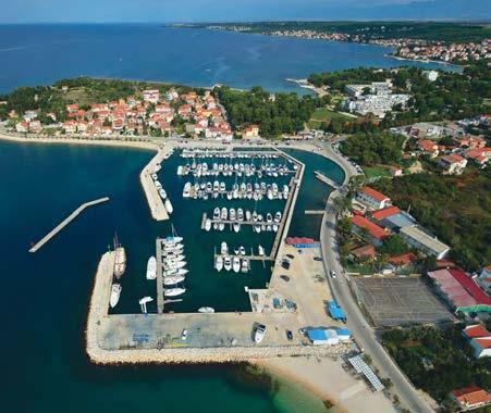 Der nördliche Teil der Insel Pag ist durch eine Fährlinie (Prizna Žigljen) mit dem Festland verbunden, und der südliche Teil in Richtung Zadar durch eine Brücke.
