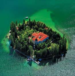 Kulturdenkmal von Šibenik ist die Jakobskathedrale Inmitten eines Sees im Nationalpark Krka