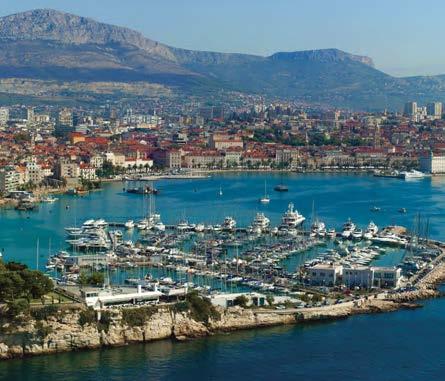 Sie verfügt über eine reiche nautische Infrastruktur, während die Nachbarstädte Split und Trogir als Verwaltungs-, Handels- und Kulturzentren mit geschichtlichem Hintergrund für eine passende