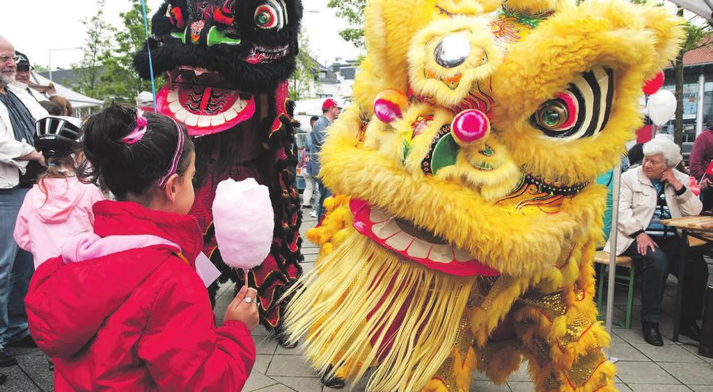 Das bunte Miteinander feiern: Beim bazar der Kulturen schauen vietnamesische Löwentänzer in starken Kostümen vorbei. neben einem günstigen Mittagstisch eine breite Palette an Kursen an.