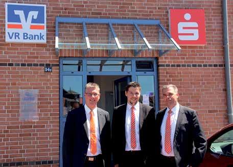 Das Angebot umfasst einen Geldautomaten, der von Kunden beider Geldinstitute genutzt werden kann, sowie je einen Ulf Braune, Marcus Path und Joachim Koop vor der gemeinsamen SB-Filiale.