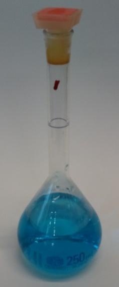 Aufbau Abb. 1: Versuchsaufbau. Durchführung In einen 250 ml Standkolben werden 10 farblose Gummibärchen gegeben.