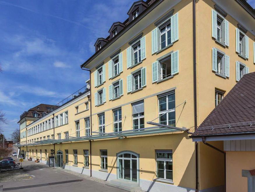 Unsere Schule befindet sich am rechten Zürichseeufer, direkt am S-Bahnhof Herrliberg Feldmeilen.
