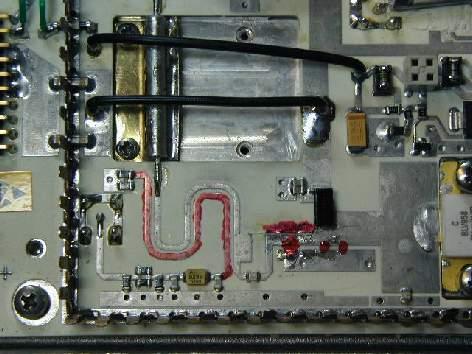 4. Spannungsregler L7805 oder L7808 einbauen. Leiterbahn unterbrechen und nach Bild 3 verdrahten. 5. Das grüne Modul (BGY916/5) und den Zirkulator (NC1106 03) ausbauen.