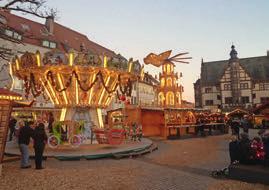 22 5558 / 10. 1. 2017 WEIHNacHtSmäRktE Weihnachtsmarkt Schweinfurt vom 24. November bis 23. Dezember 2016 Nostagisches Hängekarussell, Pyramide und historische Rathauskulisse.