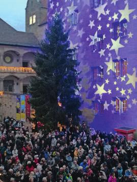 Schweizer, Italiener und Deutsche Busunternehmen fuhren auch dieses Jahr die beliebte Weihnachtsmarkt - stadt mit ihrer tollen Kulisse aus Königsbau, altem und neuem Schloss, Stiftskirche und