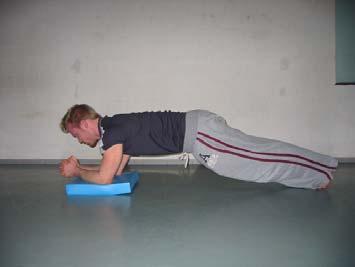 Übung 12: Hover Übung 13: Rücken Position: Unterarme auf Pad, Beine weg vom