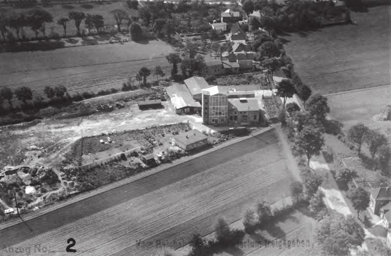 Die Hamburger Polizei Luftaufnahme des ehemaligen KZ Wittmoor, 1934. In den Gebäuden des Torfwerks (Bildmitte) waren die Häftlinge untergebracht.